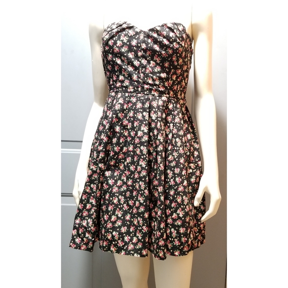 Forever 21 Dresses & Skirts - Forever21 Mini Dress Floral Print, Pleated, S